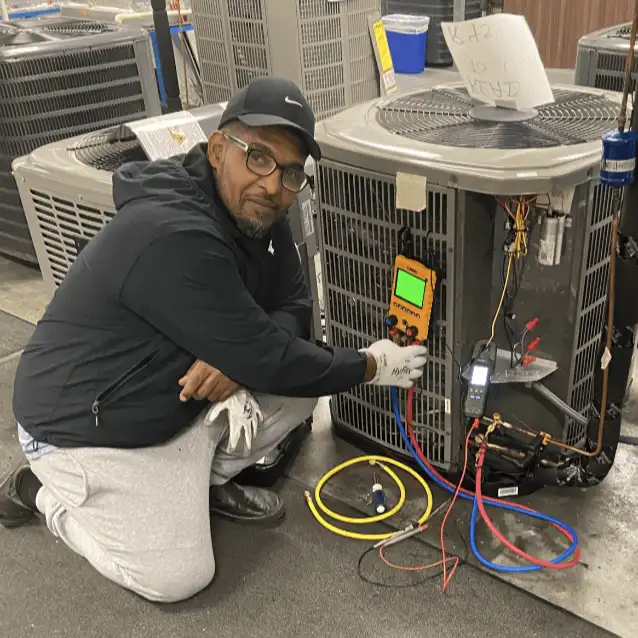 Moisés, técnico certificado de Los Hermanos HVAC