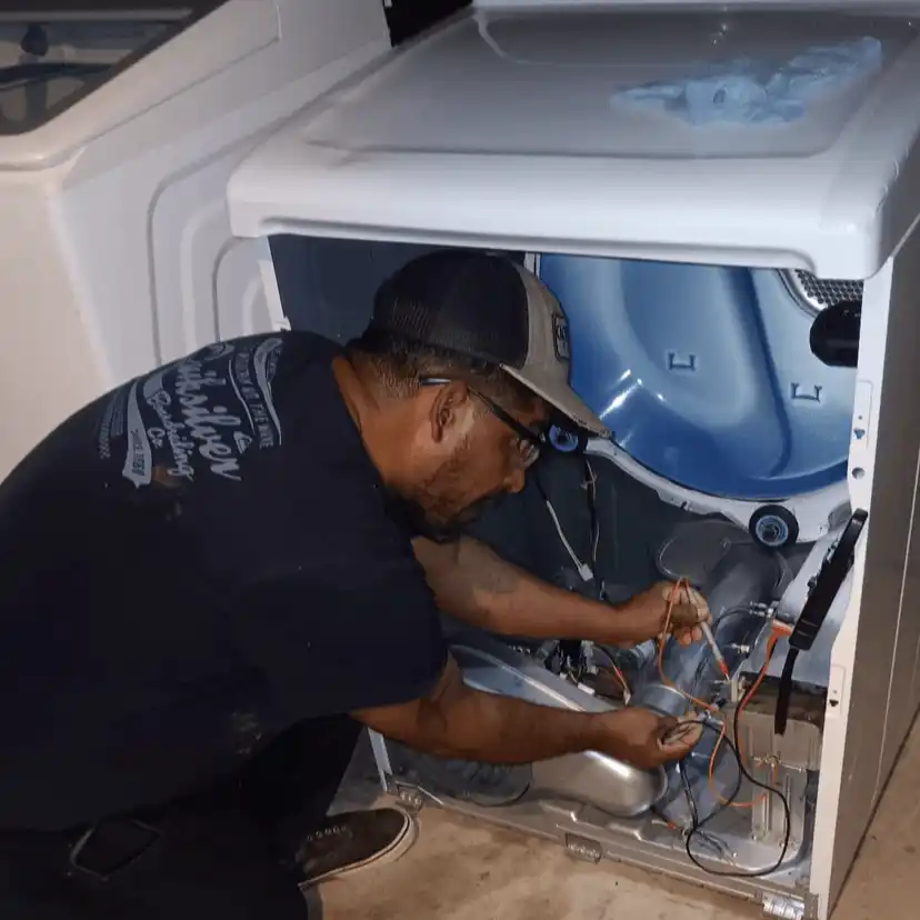 Reparación de una lavadora por un técnico de Los Hermanos HVAC