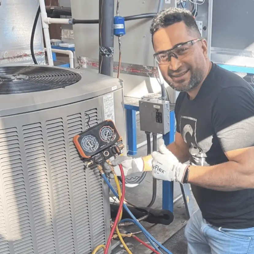 Giovanni, técnico de Los Hermanos HVAC, trabajando en una reparación
